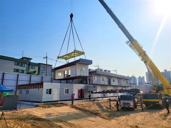 리버센 SK뷰 롯데캐슬 건설현장 모듈러 사무실 설치 모습. © SK에코플랜트