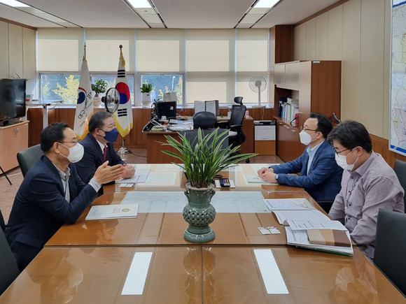 24일 경주시의회 이철우 의장일행(좌측)과 대구지방환경청(우측)이 면담을 가지고 있다. ⓒ 경주시의회