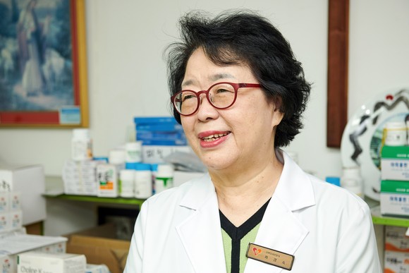 코오롱그룹 오운문화재단이 제22회 우정선행상 대상에 45년간 무료 진료를 펼쳐 온 최경숙씨를 선정했다. ⓒ 코오롱
