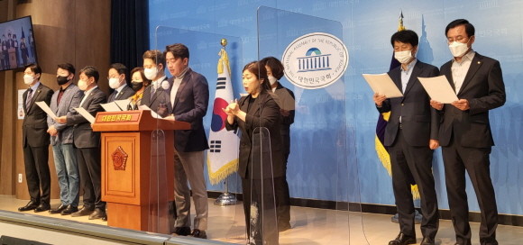 토론회 진행 전 강훈식 더불어민주당 의원이 대표로 맡고 있는 더 좋은 미래 그룹이 국회 소통관에서 김진태 강원도지사를 비난했다. = 박성현 기자