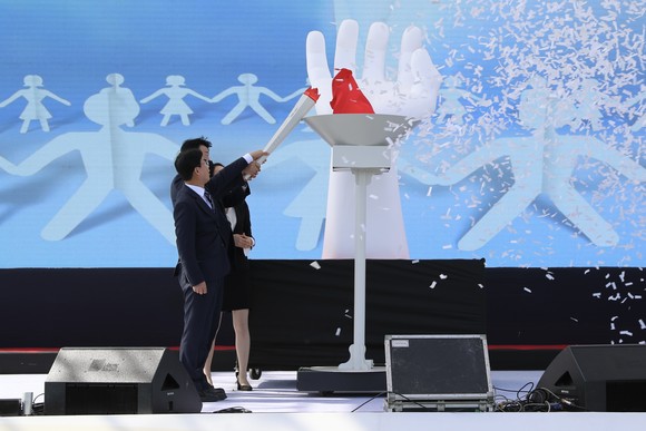 박병규 광산구청장이 26일 '제31회 광산구민의 날' 기념식에서 참석자들과 함께 '광산에 혁신의 불씨를 지피다'를 주제로 참석자들이 다 함께 퍼포먼스를 진행했다. ⓒ 프라임경제