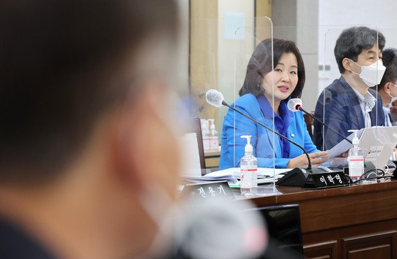 이수진 의원(더불어민주당, 비례대표)이 상시적·지속적 업무에 대해서는 정규직 고용을, 국민의 생명·안전과 직접 관련 업무에서는 직접 고용원칙을 규정하는 「고용정책기본법」 개정안을 대표 발의했다, ⓒ 연합뉴스