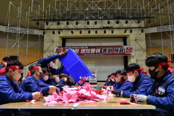 현대중공업 노조가 26일 사내 체육관에서 파업 찬반투표 개표 작업을 진행했다. ⓒ 현대중공업 노조