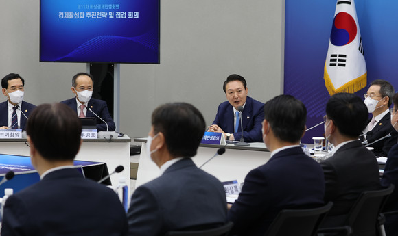 이정식 고용노동부 장관이 27일 윤석열 대통령 주재로 열린 제11차 비상경제민생회의에서 조선업 인력난 관련 대책을 발표했다. ⓒ 연합뉴스