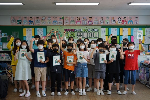 한화토탈에너지스가 아이들에게 기후 위기의 심각성을 알리고 환경 보호를 실천하는 활동을 독려하는 환경교육 사회공헌 캠페인을 진행했다. ⓒ 한화토탈에너지스
