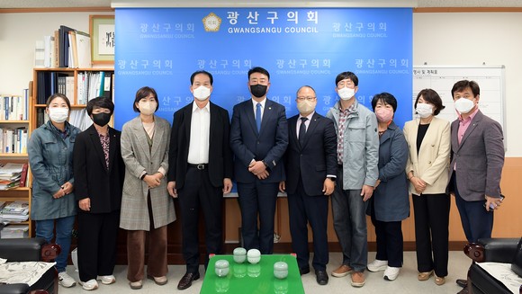 김태완 광산구의회 의장(사진 왼쪽부터 5번째)이 27일 대한주택관리사협회 광주시회로부터 감사패를 받았다. ⓒ 광산구의회