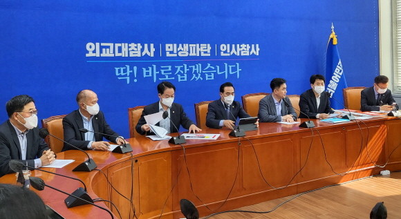 더불어민주당은 28일 기자회견을 열어 레고랜드 사태發 불안 원인으로 김진태 강원도지사의 고의 부도 의혹을 언급했다. = 박성현 기자