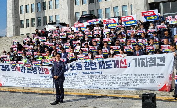 시대전환 당대표인 조정훈 의원은 이번 기자회견에서 정쟁으로 흘러가고 있는 국회 상황을 비판했다. = 박성현 기자