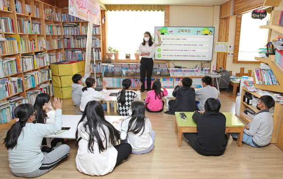SKC가 초등학생을 대상으로 게임형 분리배출 정보 플랫폼 '마이 그린 플레이스'를 활용해 자원순환 교육을 진행한다. ⓒ SKC