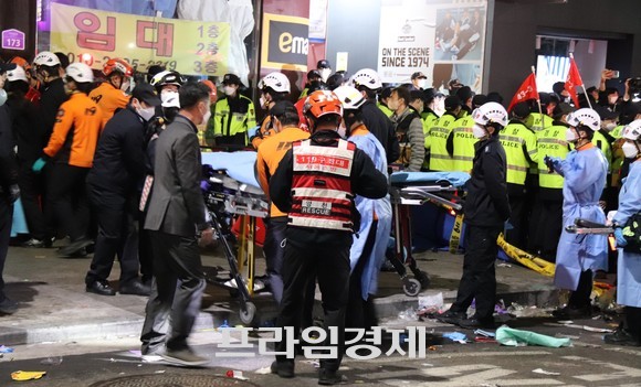 30일 이태원 압사 사고 현장에서 환자를 이송중인 소방대원 모습. ⓒ 프라임경제