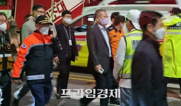 지난 29일 이상민 행안부장관이 현장에 도착해 상황을 파악하고 있다. ⓒ 프라임경제