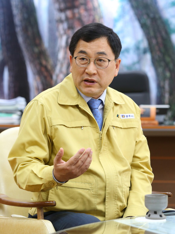기자들의 질문에 답변하고 있는 주낙영 경주시장. ⓒ 프라임경제