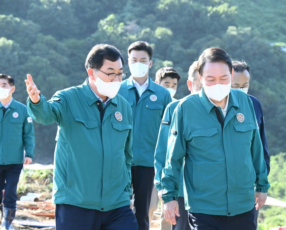 지난 9월 태풍 힌남노 피해현장을 찾은 윤석열 대통령과(우측)과 주낙영 경주시장(좌측). ⓒ 프라임경제
