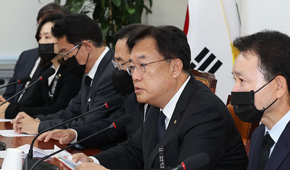 정진석 국민의힘 비상대책위원장은 이태원 참사 관련으로 내년도 예산안 심의를 통해 사회안전망 점검을 하겠다고 밝혔다. ⓒ 연합뉴스