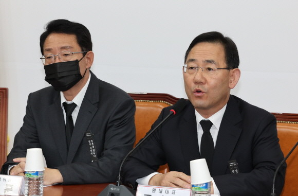 국민의힘은 1일 원내대책회의 시작 전 이태원 참사 피해자에 대한 묵념을 했다. ⓒ 연합뉴스