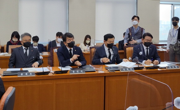용혜인 기본소득당 의원은 항의 후 퇴장했고, 문진석 더불어민주당 의원과 천준호 더불어민주당 의원은 의사 진행 관련 지적을 했다. = 박성현 기자