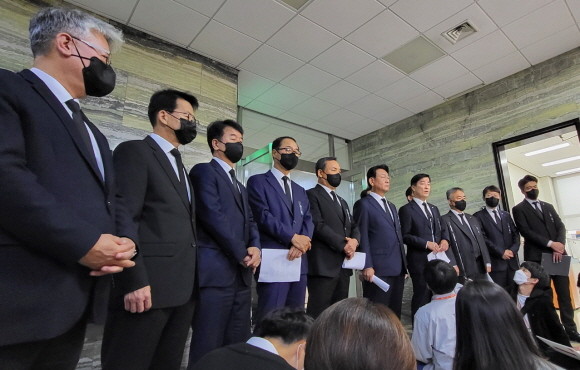 국회 행정안전위원회 소속 더불어민주당 의원들은 국회 행안위 전체회의 종료 후 기자회견을 진행했다. = 박성현 기자
