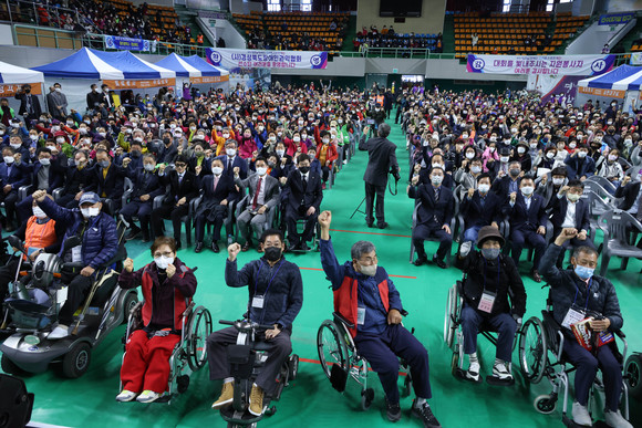 1일 영천실내체육관에서 제6회 영남장애인 한마음 스포츠체전에 참가한 참석자들이 힘차게 구호를 외치고 있다. =김진호 기자
