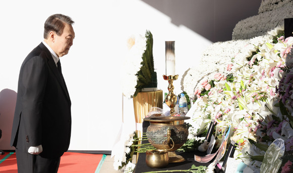 윤 대통령은 2일 오전 용산 대통령실 출근 전 서울광장에 마련된 이태원 참사 합동분향소를 찾아 조문, 사흘 연속 애도를 표하고 있다. ⓒ 연합뉴스