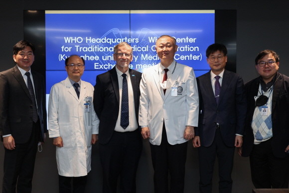 지난 2일 유엔 산하 세계보건기구 본부 통합의료서비스국 루디 에거스 국장이 경희의료원 동서의학연구소를 공식 방문했다. © 경희의료원