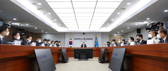 이날 회의에서 윤 대통령은 "산업재해, 재난지해는 그 중요성을 감안해 다른 기회에 이런 점검 회의를 개최할 것"이라고 말했다. ⓒ 연합뉴스