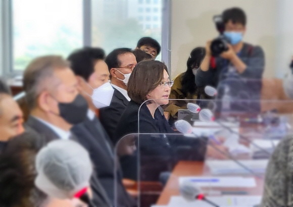 박희영 용산구청장은 참사 인식 관련 질의에 대해 주민 문자로 인해 알게 됐다고 답했다. = 박성현 기자