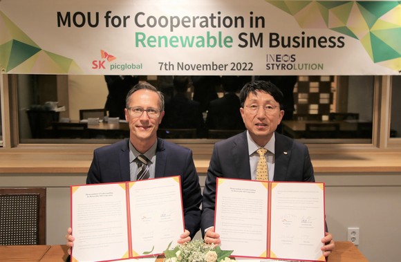 SK피아이씨글로벌이 이네오스스티롤루션과 재생 가능한 스티렌모노머(SM) 사업을 공동 추진하는 내용의 협약을 맺었다. ⓒ SKC