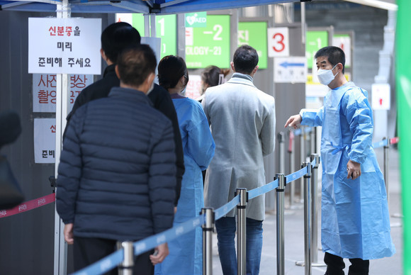 서울 용산구 보건소 선별진료소를 찾은 시민들이 검사를 받기 위해 줄을 서고 있다. ⓒ 연합뉴스