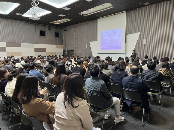 한국능률협회컨설팅(이하 KMAC, 대표 한수희)이 주최하는 '제30회 고객 중심 경영혁신 컨퍼런스'가 성황리에 진행됐다. 올해 주제는 '총체적 경험으로 비즈니스를 혁신하라'로, 더 좋은 고객 경험을 위한 다양한 혁신 노하우가 소개됐다. = 김수현 기자