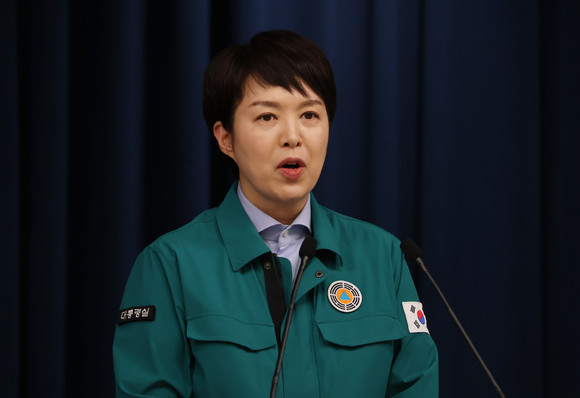 김은혜 대통령실 홍보수석과 강승규 시민사회수석이 국회 운영위원회의 대통령실 국정감사에서 '웃기고 있네'라는 메모를 나눈 것으로 알려저 파문이 일고 있다. ⓒ 연합뉴스
