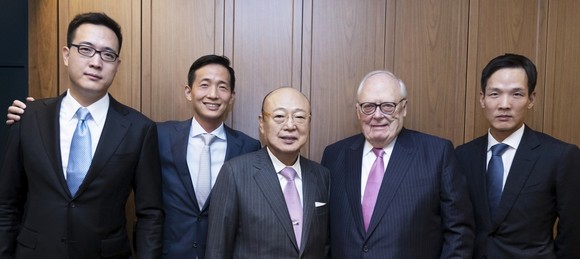 왼쪽부터 김동선 한화호텔앤드리조트 전무, 김동관 한화솔루션 부회장, 김승연 한화그룹 회장, 퓰너 헤리티지재단 회장, 김동원 한화생명 부사장. ⓒ 한화그룹
