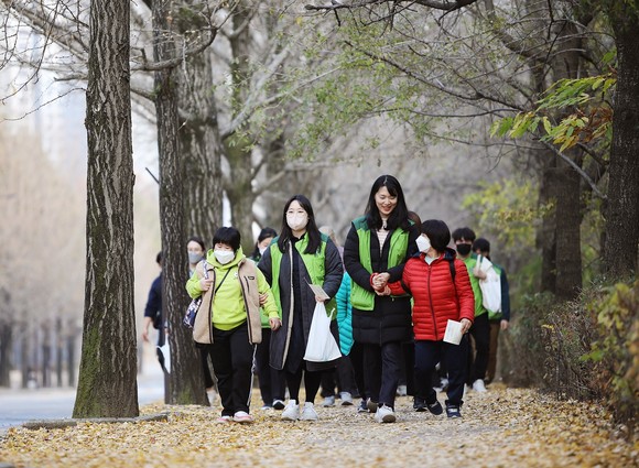 코오롱사회봉사단이 지난 8일 봉사 참가자 걸음 수만큼 성금을 기부하는 '꿈을 향한 삼남길 트레킹' 행사를 열었다. ⓒ 코오롱그룹