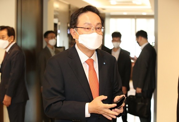 금융위원회는 9일 우리은행의 라임펀드 불완전판매 관련해 업무 일부정지 3월과 퇴직 임원 문책경고 상당 등 조치를 의결했다. 사진은 간담회에 참석한 손태승 우리금융지주 회장 ⓒ 연합뉴스