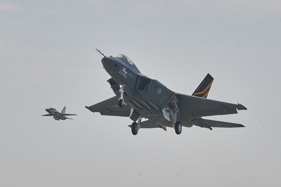 한국형전투기 KF-21 시제 2호기가 최초비행에 성공했다. ⓒ 방위사업청