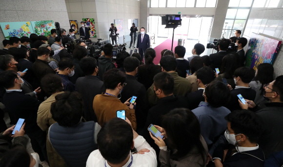 대통령실의 MBC기자 전용기 탑승 배제 건에 대해 여당 내에서도 의견이 갈리고 있다. ⓒ 연합뉴스