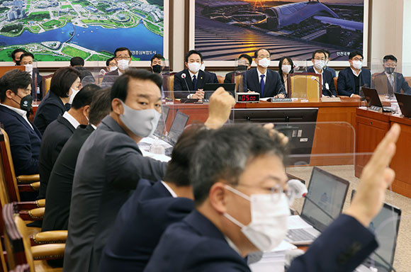 국회 국토교통위원회 소속인 여야 의원들은 오봉역 사망사고 등 최근에 발생한 철도사고 관련해 질타했다. ⓒ 연합뉴스