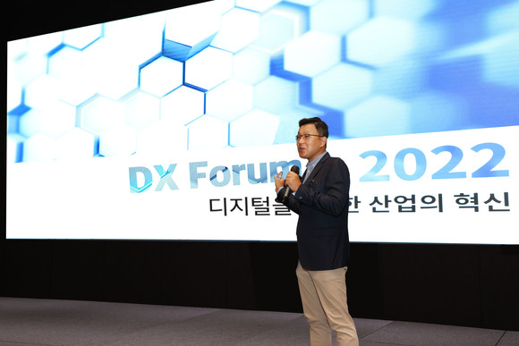 분당두산타워에서 열린 'DX Forum 2022'에서 송용진 두산에너빌리티 전략혁신부문장이 인사말을 하고 있다. ⓒ 두산에너빌리티