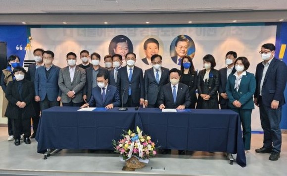 더불어민주당 전남도당과 경남도당은 12일 정책협의회를 개최하고 제4기 민주정부 수립을 위해 적극 노력하자는데 뜻을 모았다. ⓒ 더불어민주당 전남도당