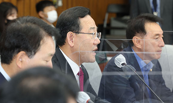 주호영 국민의힘 원내대표는 유가족 동의 없이 이루어진 10.29 참사 희생자 실명 공개 건에 대해 격노했다. ⓒ 연합뉴스