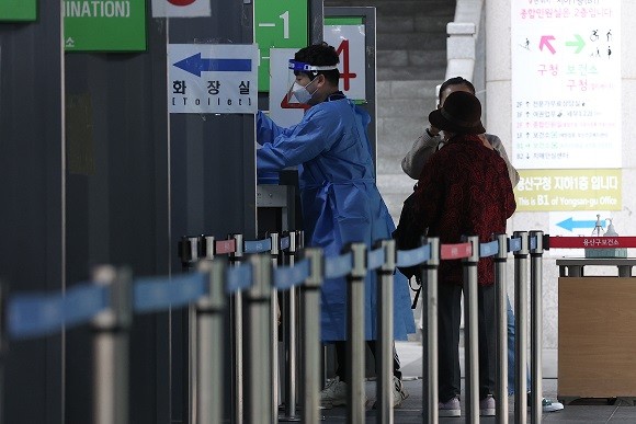 질병관리청 중앙방역대책본부에 따르면 15일 0시 기준 코로나19 확진자는 7만2883명을 기록했다. ⓒ 연합뉴스