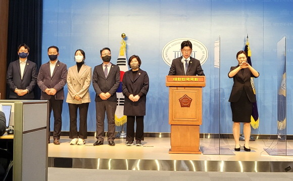 더불어민주당 소속 용산구의회 의원은 10.29. 참사 조사특별위원회 구성안이 14일 파기된 것에 대해 국민의힘 측을 비난했다. = 박성현 기자