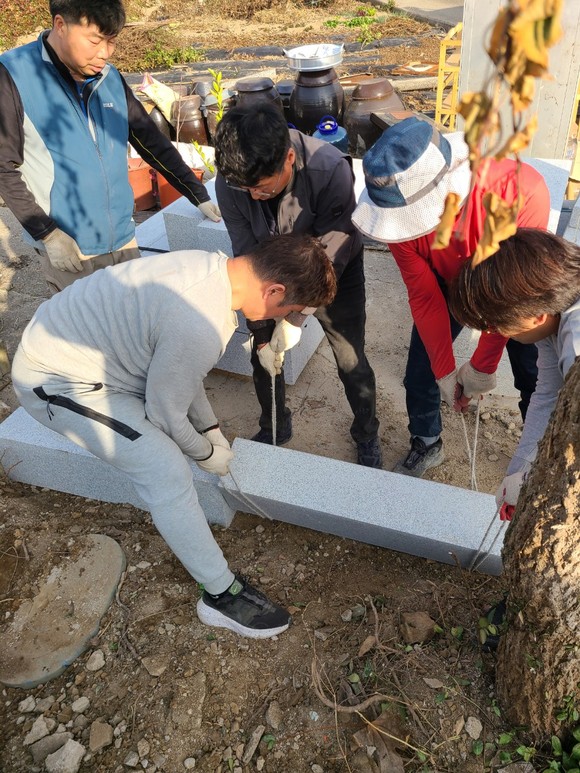 진주강주 로타리클럽 회원들이 바닥공사를 하고 있다. ⓒ 프라임경제