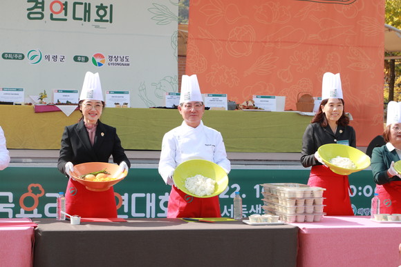 오태완 군수가 의령 망개밥 요리를 선보고 있다. ⓒ 의령군