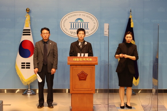 배진교, 장혜영 정의당 의원은 15일 국회 소통관에서 기획재정부의 지출 재구조화로 인해 삭감된 예산에 관해 비판 견해를 밝혔다. = 장혜영 정의당 의원실 제공