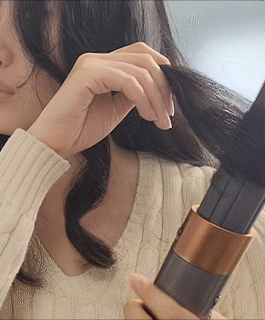 다이슨 에어랩 멀티 스타일러 배럴을 활용해 웨이브 스타일링을 하는 모습. = 박지혜 기자