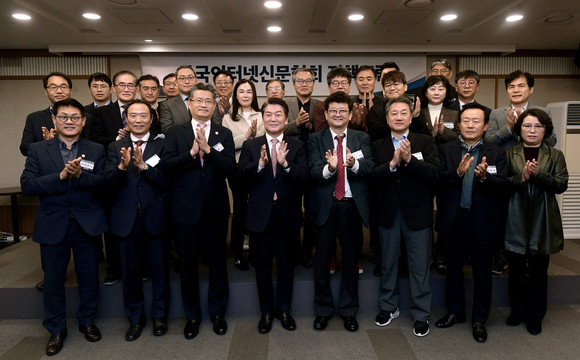 한국인터넷신문협회가 금일 오전 7시30분 한국프레스센터 매화홀에서 '대한민국의 미래를 이야기하다'를 주제로 안철수 국민의힘 의원 초청 정책포럼을 개최했다. ⓒ 한국인터넷신문협회