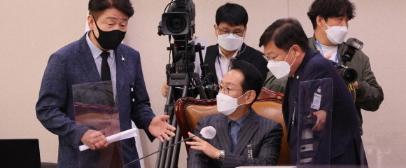 기동민 간사, 김도읍 위원장, 정점식 간사. ⓒ 연합뉴스