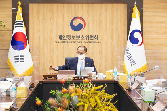고학수 개인정보보호위원회 위원장이 16일 서울 종로구 정부서울청사에서 제18회 개인정보보호위원회 전체회의 개회를 알리며 의사봉을 두드리고 있다. ⓒ 개인정보위