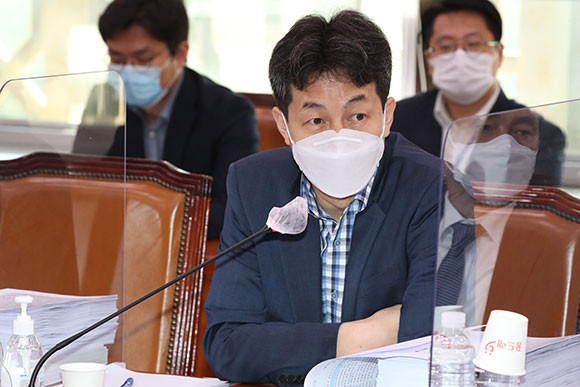 윤건영 더불어민주당 의원은 윤석열 대통령의 순방에 대해 비판적인 견해를 밝혔다. ⓒ 연합뉴스