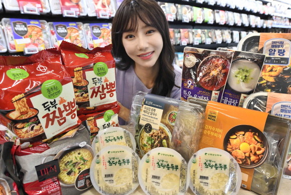 홈플러스가 급격히 추워진 날씨에 따뜻한 국물요리를 찾는 고객 수요를 반영해 따끈한 국물요리 신상품 2종을 출시하고 오는 30일까지 국, 탕, 찌개 등 국물 간편식 할인행사를 전개한다. © 홈플러스